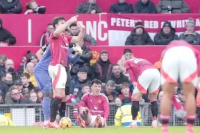 开云官方入口-曼联在比赛中受伤退赛，詹姆斯主帅表示担忧(曼联在比赛中受伤退赛,詹姆斯主帅表示担忧吗)