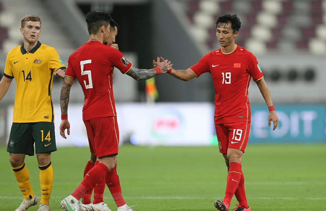 集结日荷甲传出新动向，勒沃库森复出首秀，管理层表态——质疑声仍在，阵容厚度经受考验的简单介绍