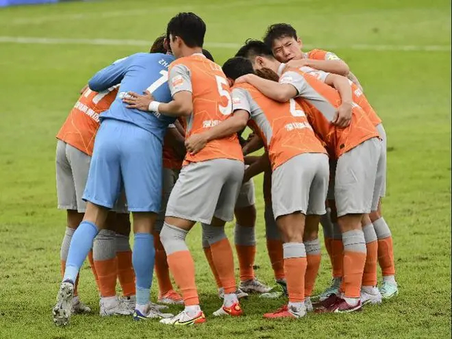 集结日荷甲传出新动向，勒沃库森复出首秀，管理层表态——质疑声仍在，阵容厚度经受考验的简单介绍